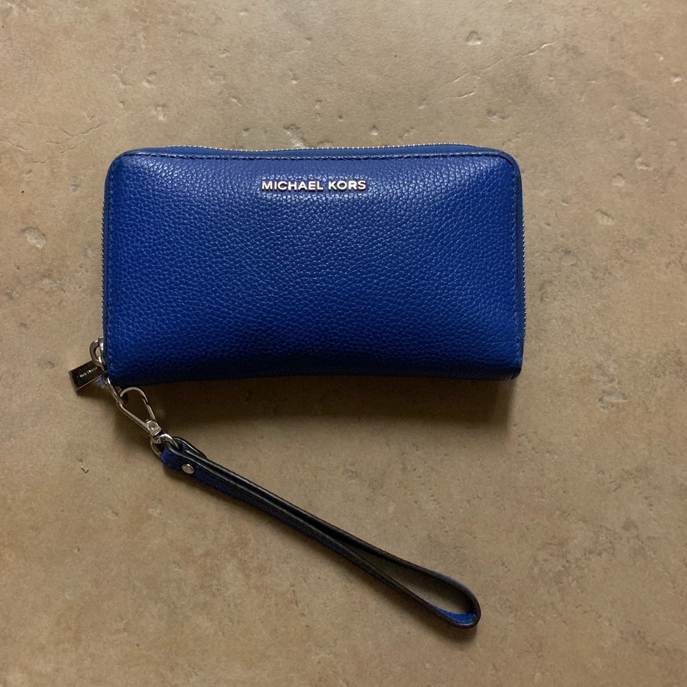 Smartphone wristlet